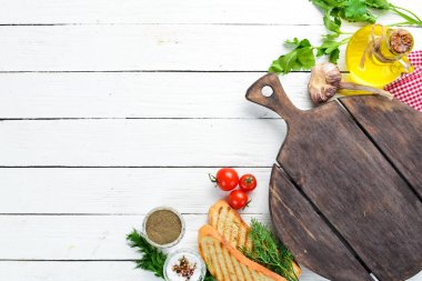 Pişirmenin beyaz ahşap arka planı. Sebzeler ve içindekiler. Üst Manzara. Metnin için boş yer.