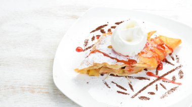 Dondurmalı Elma Strudel. Üst te. Metniniz için boş alan.