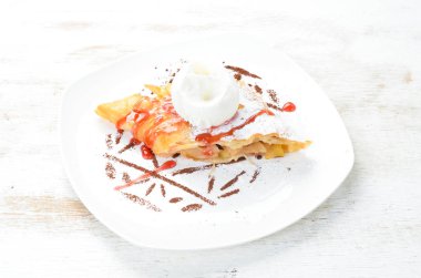 Dondurmalı Elma Strudel. Üst te. Metniniz için boş alan.