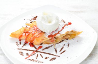 Dondurmalı Elma Strudel. Üst te. Metniniz için boş alan.