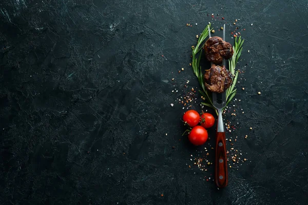 Sült Borjú Egy Villán Borjú Steak Fekete Háttérrel Első Látásra — Stock Fotó