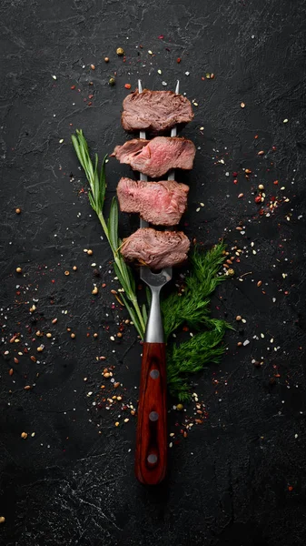 Veau Cuit Fourchette Steak Veau Sur Fond Pierre Noire Vue — Photo