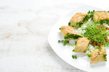 Ispanaklı ve peynirli tavuk dürümü. Üst Manzara. Metnin için boş yer.