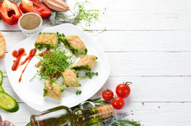 Ispanaklı ve peynirli tavuk dürümü. Üst Manzara. Metnin için boş yer.