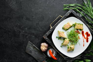 Ispanaklı ve peynirli tavuk dürümü. Üst Manzara. Metnin için boş yer.