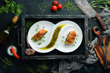 Ispanak ve peynirli fırında rulo. Üst Manzara. Metnin için boş yer.