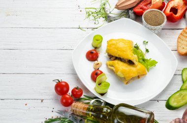 Mantarlı ve peynirli krep. Üst Manzara. Metnin için boş yer.