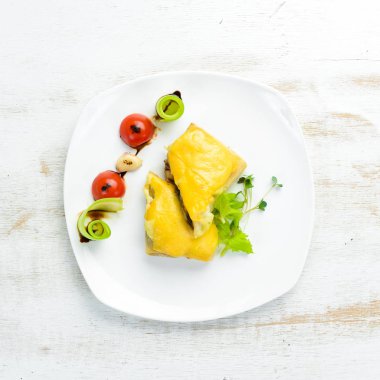 Mantarlı ve peynirli krep. Üst Manzara. Metnin için boş yer.