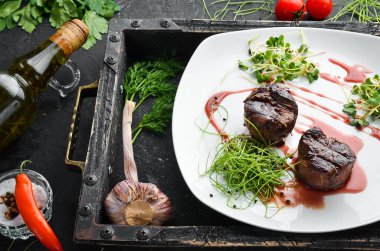 Kızılcık soslu dana eti. Dana madalyonu. Üst Manzara. Metnin için boş yer.