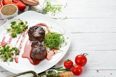 Kızılcık soslu dana eti. Dana madalyonu. Üst Manzara. Metnin için boş yer.