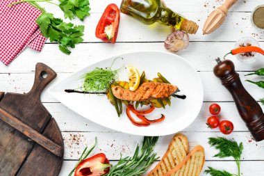 Patates ve sebzeli haşlanmış somon bifteği. Üst Manzara. Metnin için boş yer.