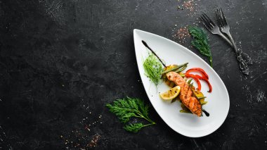 Patates ve sebzeli haşlanmış somon bifteği. Üst Manzara. Metnin için boş yer.