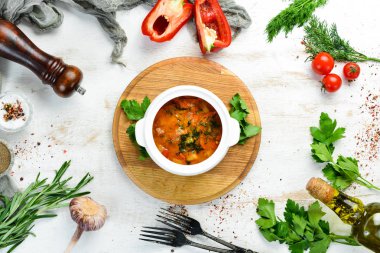 Bir kasede patates ve sebzeli fırında et. Ukrayna geleneksel mutfağı. Üst Manzara. Metnin için boş yer.