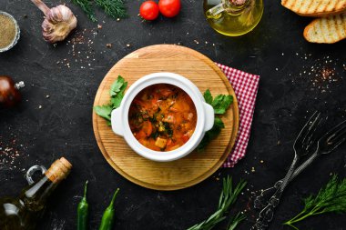 Bir kasede patates ve sebzeli fırında et. Ukrayna geleneksel mutfağı. Üst Manzara. Metnin için boş yer.