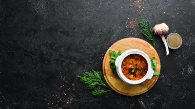 Bir kasede patates ve sebzeli fırında et. Ukrayna geleneksel mutfağı. Üst Manzara. Metnin için boş yer.