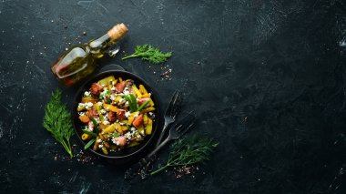 Tavada domuz pastırması ve mantarlı patates kızartması. Üst Manzara. Metnin için boş yer.