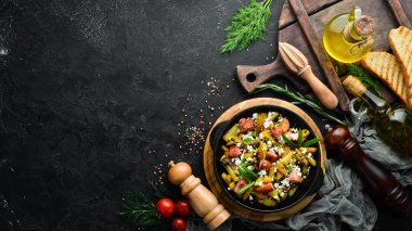 Tavada domuz pastırması ve mantarlı patates kızartması. Üst Manzara. Metnin için boş yer.