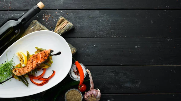 Filete Salmón Horno Con Patatas Verduras Vista Superior Espacio Libre — Foto de Stock