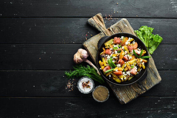 Жареный картофель с беконом и грибами в кастрюле. Вид сверху. Свободное место для текста
.