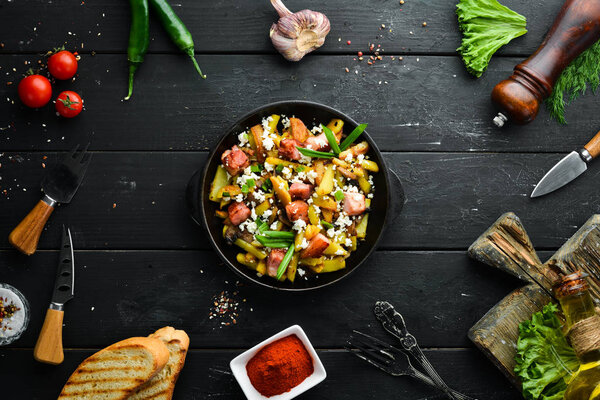 Жареный картофель с беконом и грибами в кастрюле. Вид сверху. Свободное место для текста
.