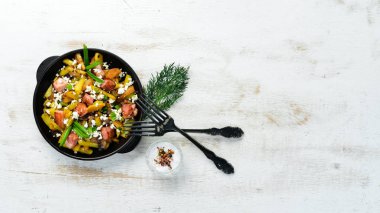 Tavada domuz pastırması ve mantarlı patates kızartması. Üst Manzara. Metnin için boş yer.