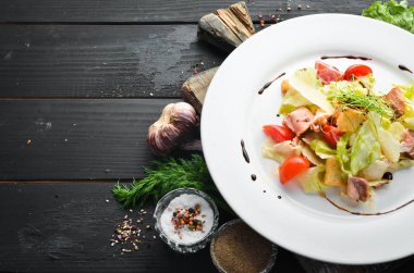 Somon ve taze sebzeli Sezar salatası. Üst Manzara. Metnin için boş yer.