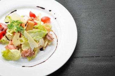 Somon ve taze sebzeli Sezar salatası. Üst Manzara. Metnin için boş yer.