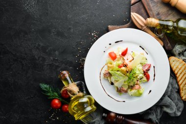 Somon ve taze sebzeli Sezar salatası. Üst Manzara. Metnin için boş yer.