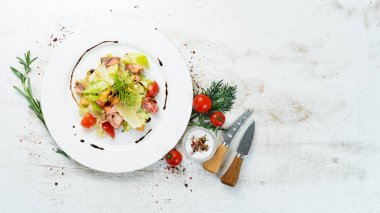 Somon ve taze sebzeli Sezar salatası. Üst Manzara. Metnin için boş yer.