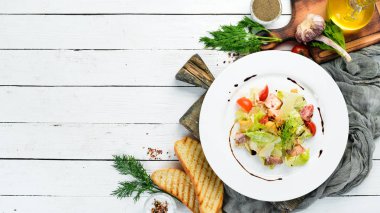 Somon ve taze sebzeli Sezar salatası. Üst Manzara. Metnin için boş yer.