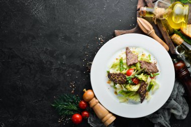 Fasulyeli biftek salatası ve taze sebze. Üst Manzara. Metnin için boş yer.