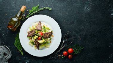 Fasulyeli biftek salatası ve taze sebze. Üst Manzara. Metnin için boş yer.