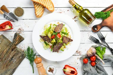 Fasulyeli biftek salatası ve taze sebze. Üst Manzara. Metnin için boş yer.