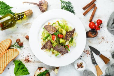 Fasulyeli biftek salatası ve taze sebze. Üst Manzara. Metnin için boş yer.
