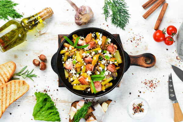 Жареный картофель с беконом и грибами в кастрюле. Вид сверху. Свободное место для текста
.