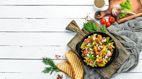 Жареный картофель с беконом и грибами в кастрюле. Вид сверху. Свободное место для текста
.