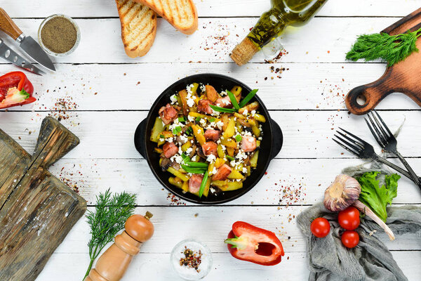 Жареный картофель с беконом и грибами в кастрюле. Вид сверху. Свободное место для текста
.