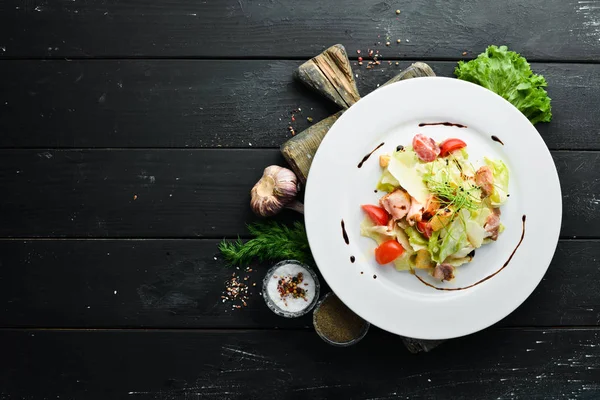 Ensalada César Con Salmón Verduras Frescas Vista Superior Espacio Libre — Foto de Stock