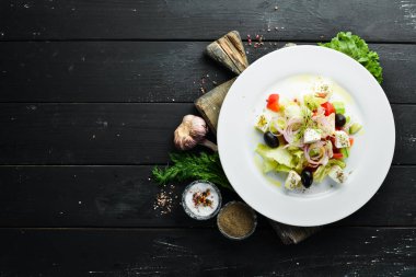 Yunan salatası. Zeytinli Feta peynirli salata. Üst Manzara. Metnin için boş yer.
