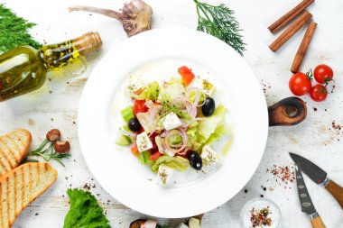 Yunan salatası. Zeytinli Feta peynirli salata. Üst Manzara. Metnin için boş yer.