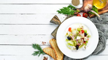 Yunan salatası. Zeytinli Feta peynirli salata. Üst Manzara. Metnin için boş yer.