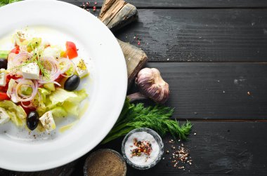 Yunan salatası. Zeytinli Feta peynirli salata. Üst Manzara. Metnin için boş yer.