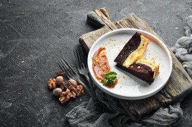 Tatlı. Çikolatalı peynirli cheesecake. Üst Manzara. Boş kopyalama alanı.