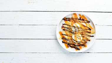 Tatlı. Karamelli ve çikolatalı dondurma. Üst Manzara. Boş kopyalama alanı.