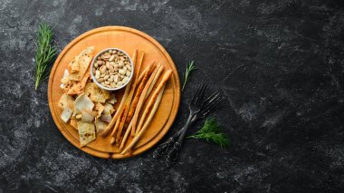 Bira için tuzlu mezeler. Atıştırmalık ve fıstık. Üst Manzara. Boş kopyalama alanı.
