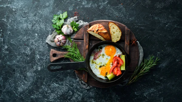 朝食だフライパンでベーコンと野菜と揚げ卵 最上階だフリーコピースペース — ストック写真