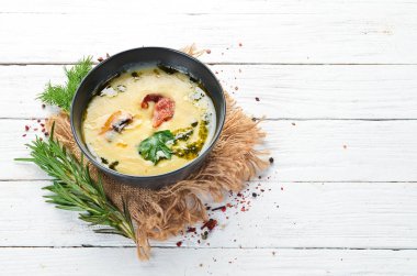 Mantarlı patates çorbası ve pastırma. Üst Manzara. Boş kopyalama alanı.