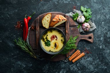 Mantarlı patates çorbası ve pastırma. Üst Manzara. Boş kopyalama alanı.