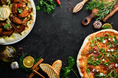 Pizza arka planı. Pizza çeşitleri ve malzemeler. İtalyan geleneksel mutfağı. Üst Manzara. Boş kopyalama alanı.