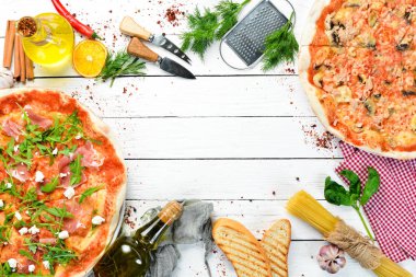 Pizza arka planı. Pizza çeşitleri ve malzemeler. İtalyan geleneksel mutfağı. Üst Manzara. Boş kopyalama alanı.